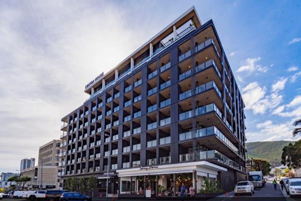 Seize the opportunity to own an elegant, fully furnished one-bedroom apartment in the heart of Cape Town. Station House, a newly ...