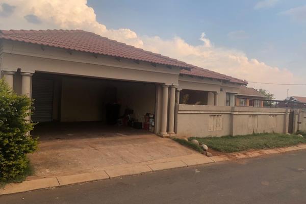 3 bedroom house with built-in Cupboards and fitted kitchen to rent in Mapleton ext.12 

3 Bedrooms with BIC 
Dinning 
Lounge 
2 ...