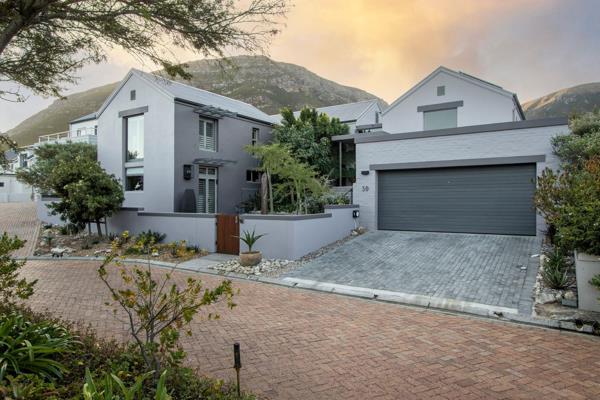 Located within the highly desirable Fernkloof Village Estate, this property is surrounded by majestic mountains and is conveniently ...