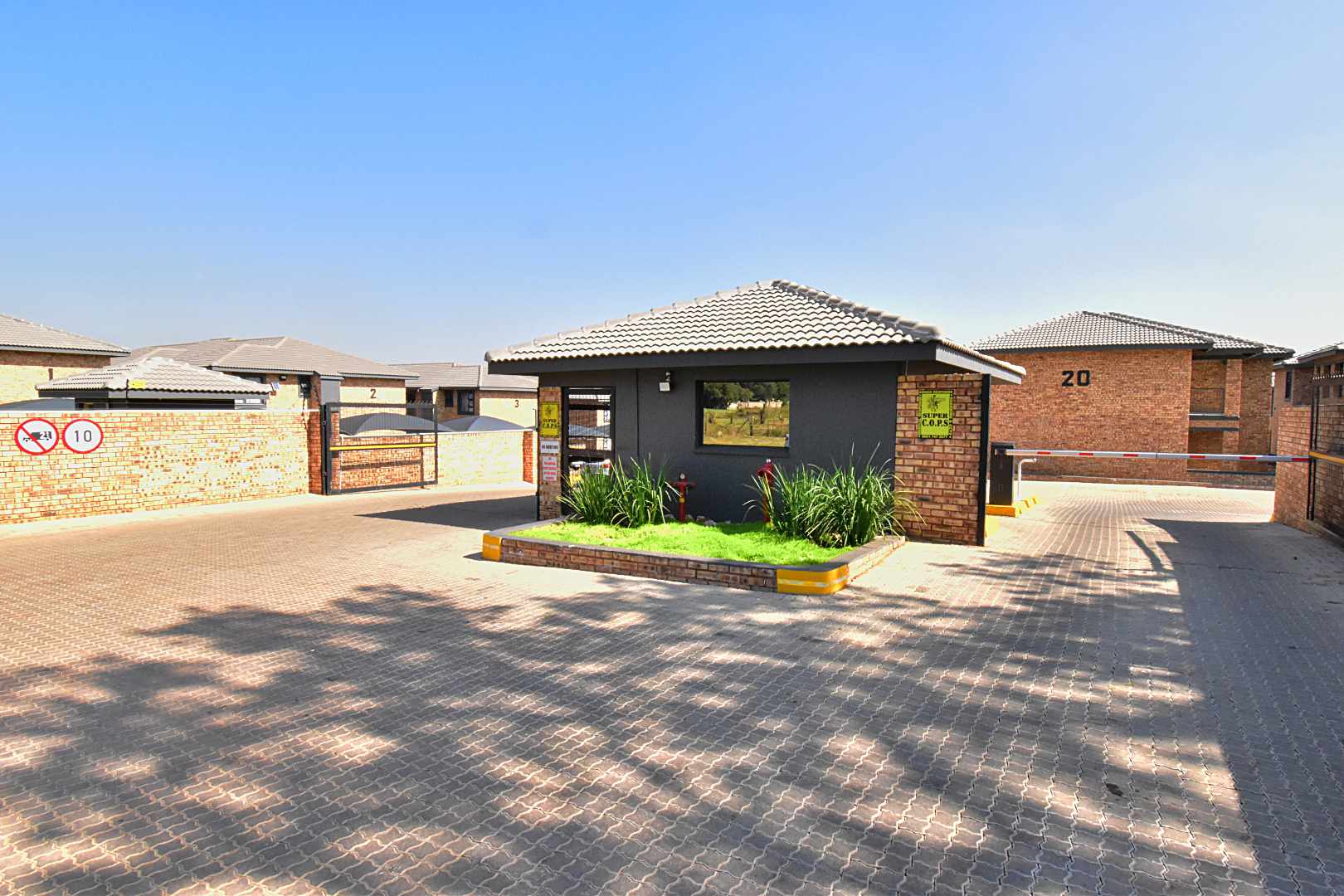 2 Bedroom Townhouse for sale in Cloverdene P24114354199