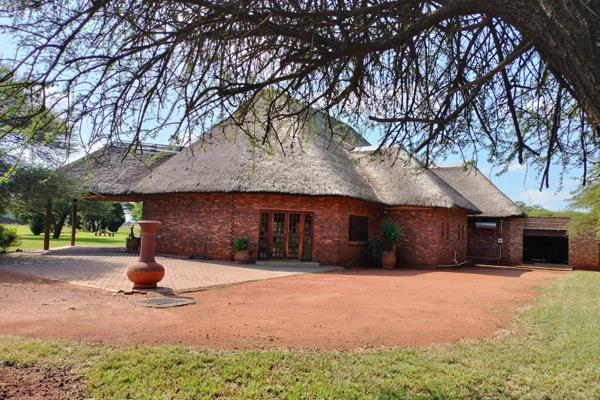 This Prime Property is located on the Very busy Soutpan Road.
It prides with 2 x Family Homes.
House nr 1:
3 x Bedrooms, 3 x Bathrooms ...