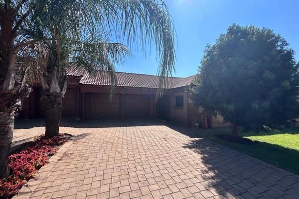 This neat and cosy home situated in Raslouw Gardens Security Estate is picture perfect.

Main bedroom has walk in closet and ensuite. ...