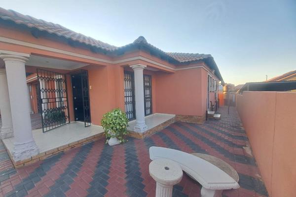 This charming 3-bedroom house is now available to let in the peaceful neighborhood of Tlhabane West, Rustenburg. Boasting a modern and ...