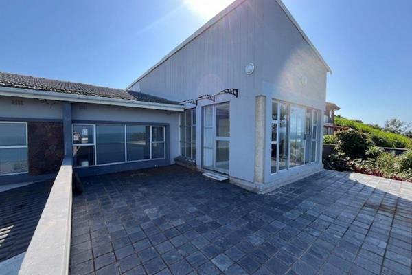 Renovate your very own seaside property, with this spacious 4 bedroom home. 

The home boasts ample potential, offering 180 degree ...