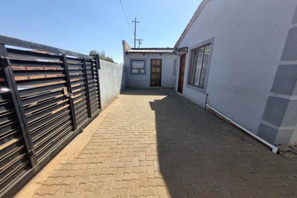 Single rooms are  available for rental in Daveyton (Chris Hani), there&#39;s two commune shower outside, basin and toilet

The rooms ...