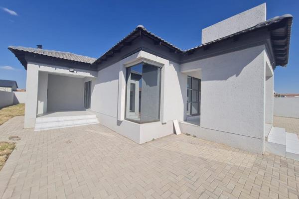 4 BEDROOM HOME FOR SALE IN AERORAND

The open plan beautiful styled and well thought new modern design offer the following:
One ...