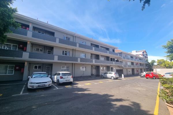 Centrally located within a short walk to local shops, restaurants and the train station is this well appointed 1 bedroom flat.  The flat offers a single bathroom and kitchen and there is a balcony off the lounge area.  

The block is well maintained with electronic gates ...