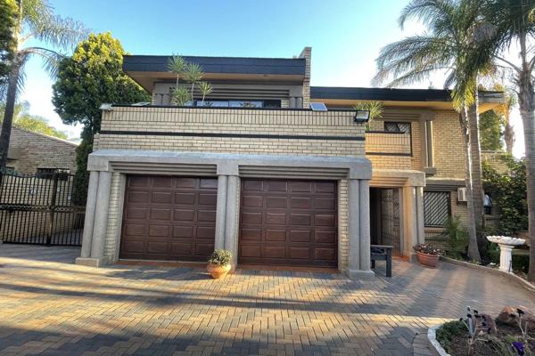 Beautiful 5 bedroom home for SALE 
secure estate in Laudium close to schools and prayer facilities

As you enter this stunning home you ...