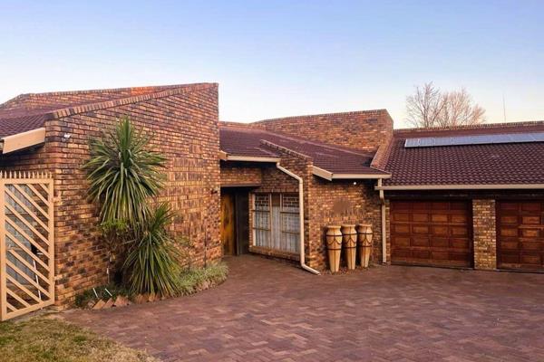 Welcome to this extraordinary home situated on the banks of the Vaalriver in Three Rivers East. This is a must see property boasting ...