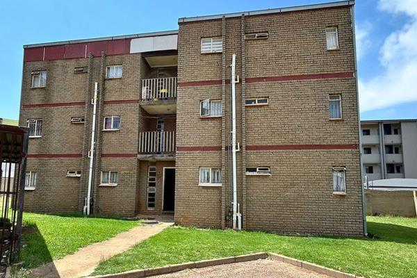 A spacious 2 bedroom flat in Jabulani  ,with open plan sitting and dining area,kitchen, bathroom , balcony and secured carport . ...