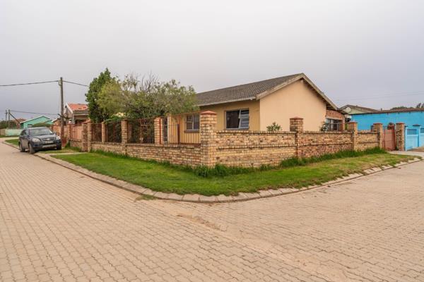 This modern 3 bedroom home is in extension 4 with an open plan lounge and dining room; ...