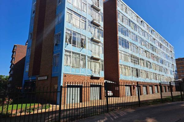 Welcome to this beauty 
Bachelor Flat located in the heart of Arcadia 
Along Francis baard, very close to Spar ,Arcadia 
Separate ...