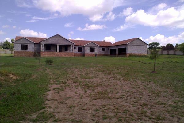 This Phenomenal 5 Bedroom all en-suite bedrooms
140sqm Entertainer or Cottage.
Plus two bedroom cottage already completed.
The plot is ...