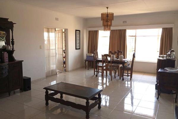 This large well maintained apartment is situated in Greenhills, Randfontein and is ...