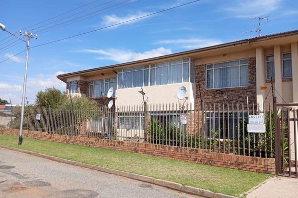 This large well maintained apartment is situated in Greenhills, Randfontein and is ...