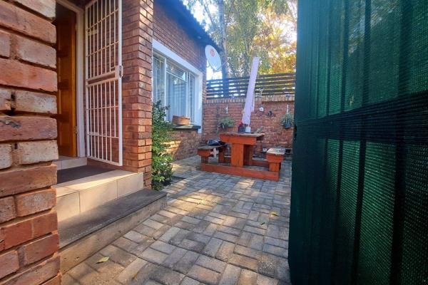 Discover the epitome of convenience and comfort in Heidelberg Central with this charming property. A lock-up-and-go unit nestled within ...