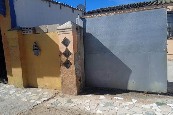 We are happy to introduce this 2bedroom house with 3 flatlet at the 
back.
It has 2bedroom ,lounge, kitchen and bathroom.
The rooms ...