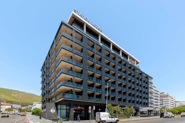 Welcome to you Sea Point stylish apartment
Located in the newly built Station House building, this contemporary studio apartment ...