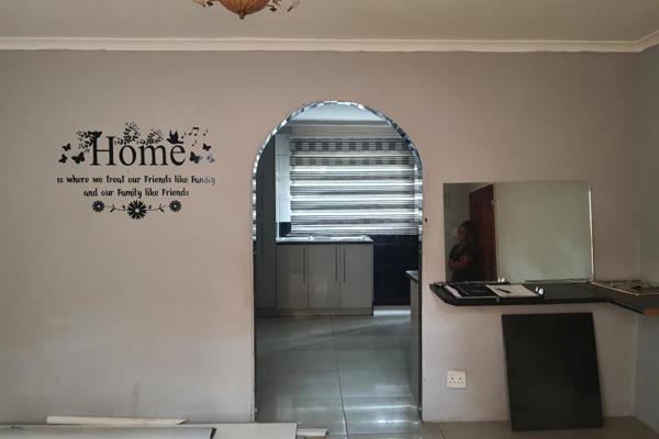 A lovely 2 bedroom, 1 bathroom apartment for sale in Newlands East.
Spacious lounge, kitchen with granite tops.
Prepaid ...