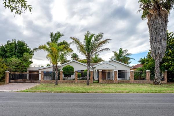 This exquisite 3-bedroom property in the sought-after suburb of Rustdal offers a gorgeous swimming pool and an expansive front garden ...