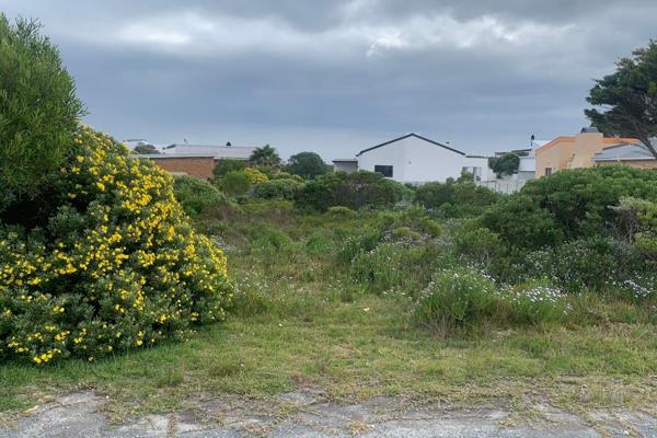 Discover the perfect opportunity to create your coastal dream home on this expansive 875 square meter vacant plot, ideally located at ...