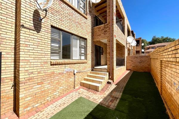 This beautiful Apartment Townhouse is located in Chancliff Ridge, an up-market area in Krugersdorp and is close to most amenities and ...