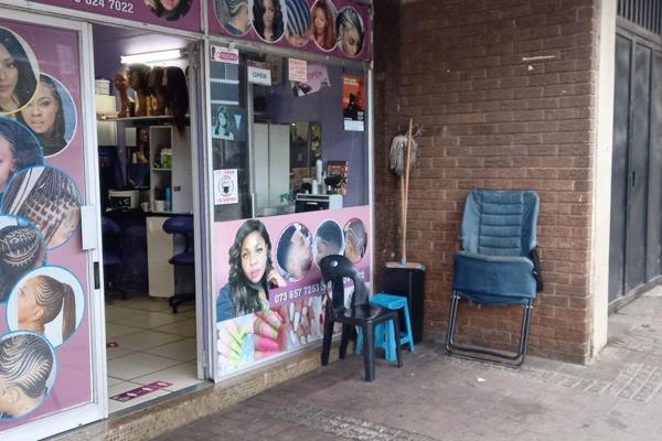 This business premises is suitable for shops, butchery and is ideal for a small slots machine casino.
There is a 32m2 hair salon and ...