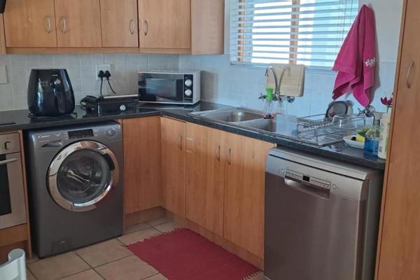 Entering this unit you are welcomed by an neat, well maintained open plan lounge  which leads out to a well sized balcony, dining area ...