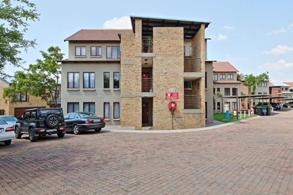 This large apartment has all the qualities for comfortable living
It is a big 101m2 second floor corner unit
There are 2 carpeted ...