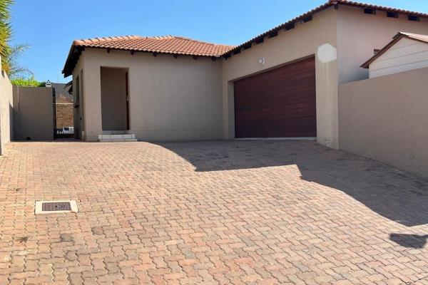 This perfect family house is a walking distance from curro thatchfield high School and it is in a very secured area.This fantastic home ...