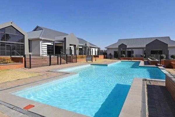 Perfect lock and go unit situated in Fish Eagle View
Bathrooms: two - main en suite
Bedrooms: two with built-in cupboards
Living Area: ...