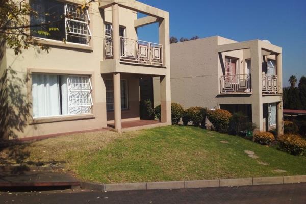 Modern 1 Bedroom upstairs unit.  Situated close to Greenstone Shopping Centre and major ...