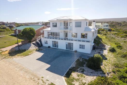 5 Bedroom House for sale in Suiderstrand