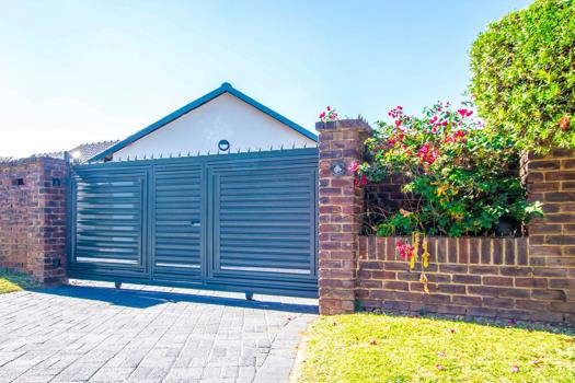 3 Bedroom House for sale in Van Riebeeck Park