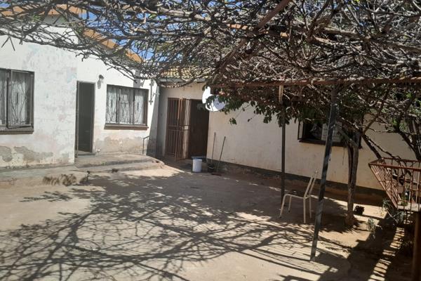 A 3 beautiful bedroom house with a bathrom, 5 rented rooms , rental garage and a kitchen .
It is walled gated and the rented rooms ...