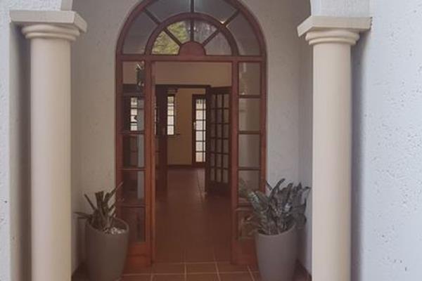 Situated in a secure and private pan handle, close to Waterkloof House Preparatory School, Crawford College, University of Pretoria ...