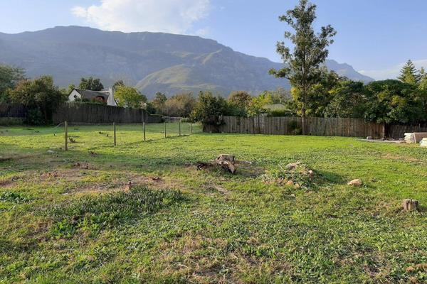 This north-facing plot has wonderful mountain views. 
Central  to Greyton, a small ...