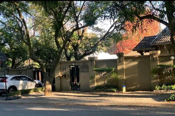 This charming rustic cottage in a secure, peaceful Morningside ext 40 neighborhood offers a tranquil base in bustling Sandton. Boasting ...