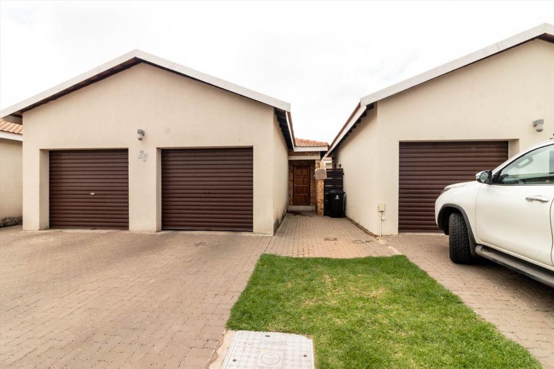 3 Bedroom Townhouse for sale in Pomona P24114437498