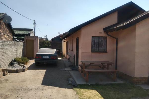 This 3 bedroom house has a bathroom, a kitchen , lounge ,outside toilet and 2 beautiful outside rooms.
The house is also walled and ...