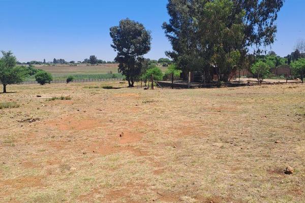 Vacant Land for Sale

Size: 2.5 hectares

Price: R1,1m

Features:

3 phase electricity

Water connected

Walled with ...