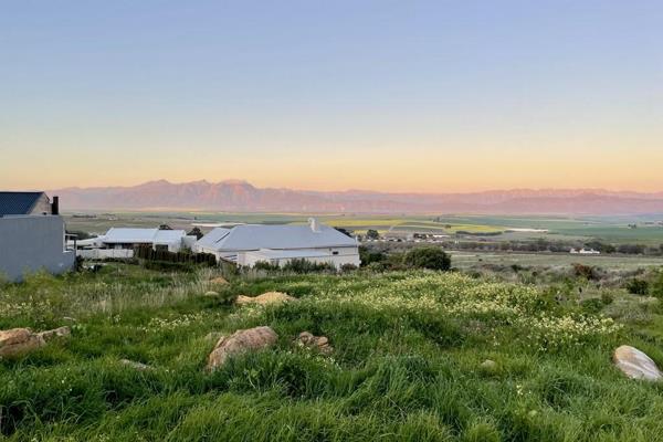 Panoramic Mountain Views in Riebeek West! 

Discover this stunning 1035 square meter ...