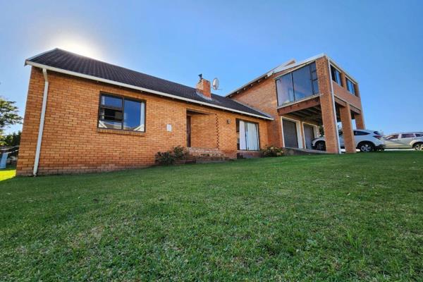 This home is nestled in the Cove Rock Country Estate, just 15km from East London and a mere 6-minute drive from both the airport and ...