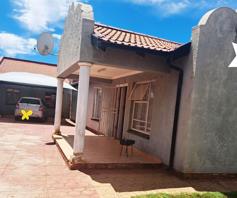 House for sale in Lindo Park