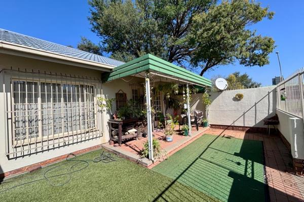 Welcome to this promising 57-square-meter property nestled in the heart of Garstfontein. Boasting one cozy bedroom, a well-appointed ...