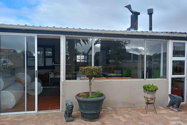 Welcome to a cozy and inviting flatlet nestled in the heart of Schaapkraal. This ...