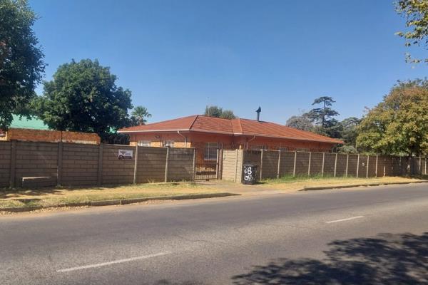 SUCKER FOR SPACE, look no further than this property sitting on a huge corner stand, big enough for 2 more houses. an old goodie it is ...