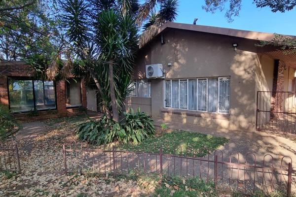 Corner stand with 2 separate gates
This very neat and well-maintained house speaks sophistication in every aspect, from room to room ...