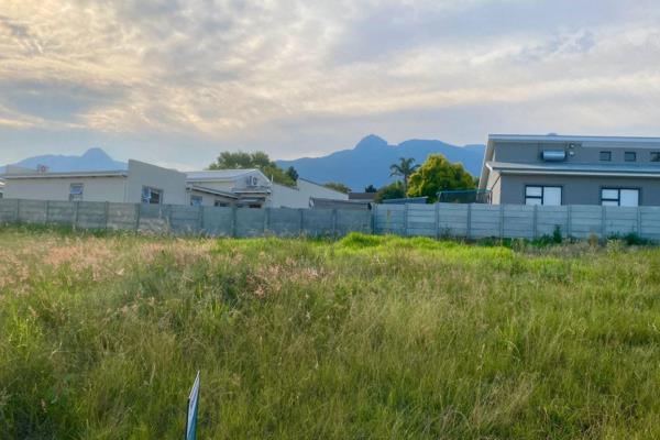 Located in the highly desirable Drostdykop area of Swellendam, this plot offers a gently ...