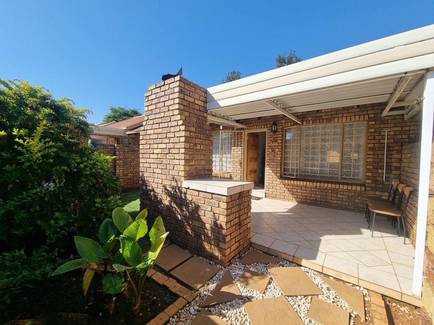 2 Bedroom Townhouse for sale in Pierre Van Ryneveld P24114388694